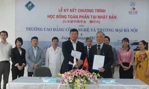 Hiệu trưởng chơi bài tiến lên miền nam
 trong lễ ký kết hợp tác với đối tác Nhật Bản