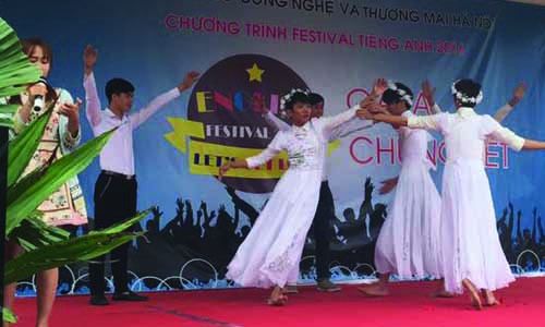 festival-tieng-anh-cao-dang-cong-nghe-thuong-mai-ha-noi-2016-bieu-dien-1