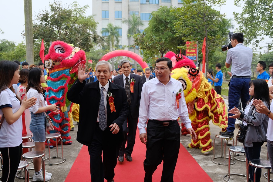 Ông Lê Ngọc Hoàn - Nguyên Bộ trưởng Bộ GTVT - Chủ tịch Hội đồng nhà trường dẫn đoàn đại biểu vào dự lễ