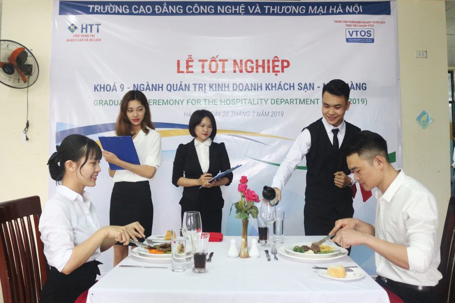 Sinh viên ngành Quản trị khách sạn thực hành tại lễ tốt nghiệp