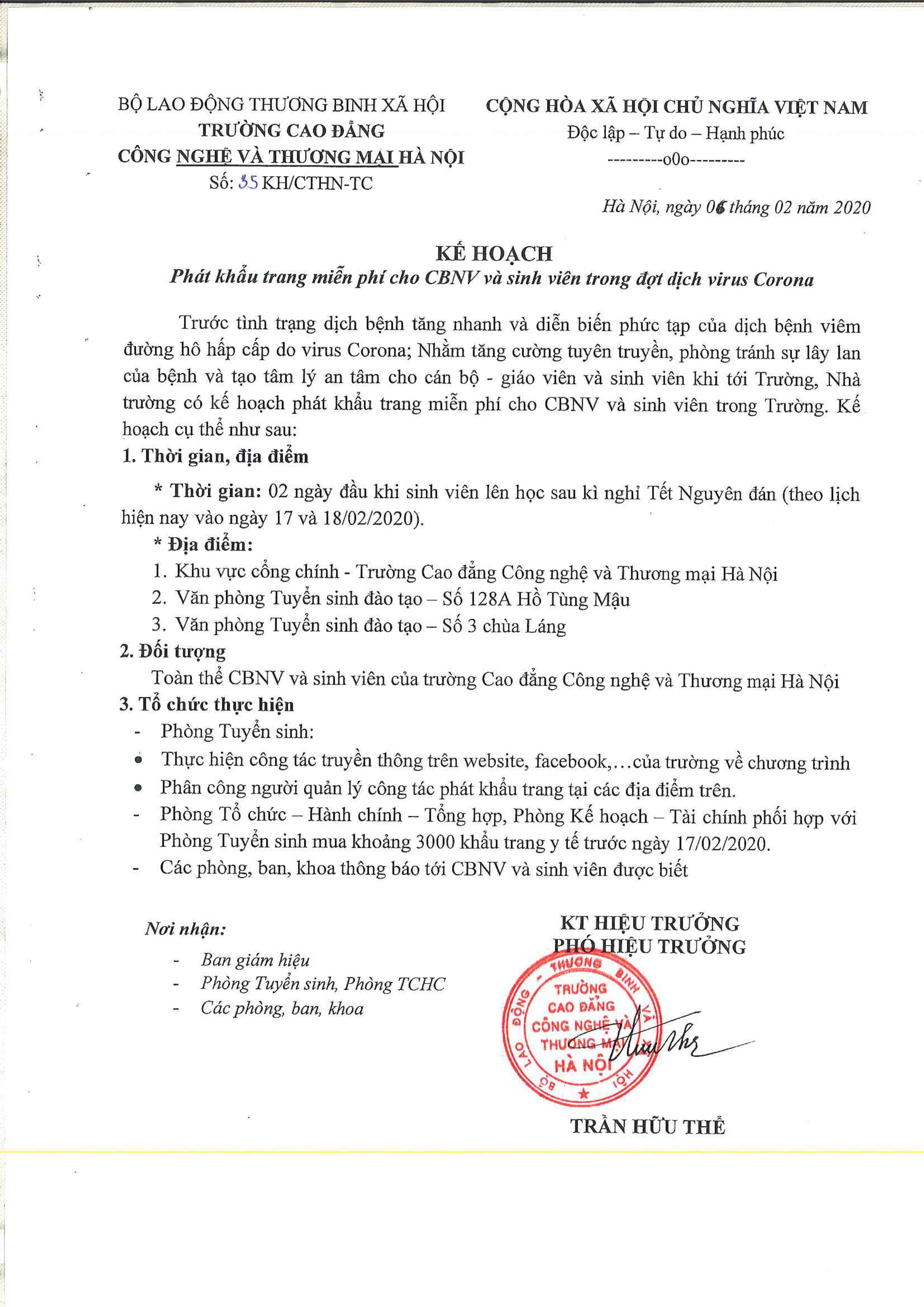 Nhà trường tổ chức phát khẩu trang miễn phí và rửa tay sát khuẩn cho sinh viên khi quay trở lại trường học