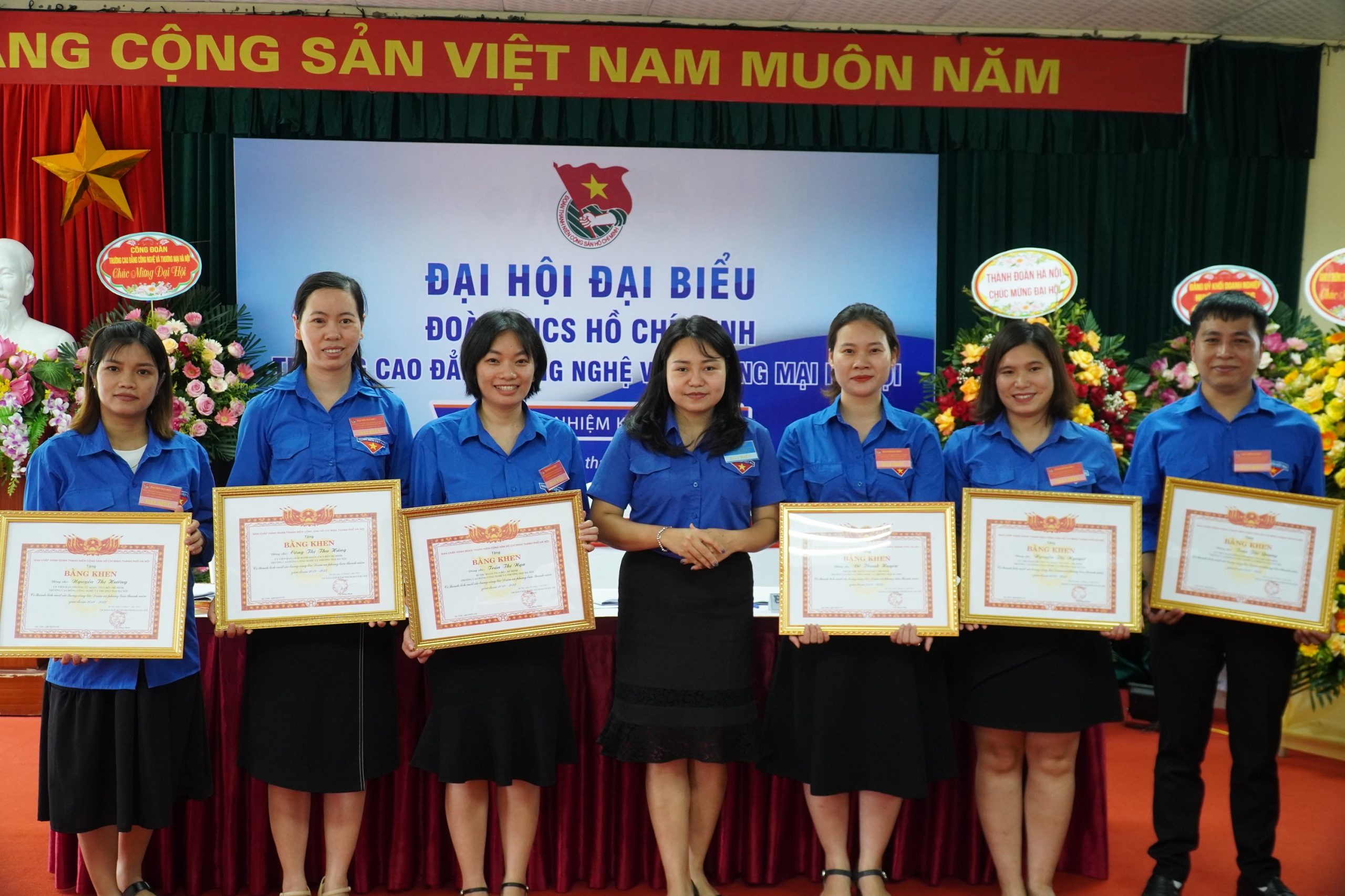 Đ/c Hoàng Thanh Tâm - Uỷ viên BTV, Trưởng ban TNTH Thành Đoàn Hà Nội, Phó Chủ tịch Thường trực Hội SVVN thành phố Hà Nội phát biểu và trao bằng khen cho các tập thể và cá nhân đạt thành tích xuất sắc trong công tác đoàn và phong trào thanh niên nhiệm kỳ 2019 - 2022