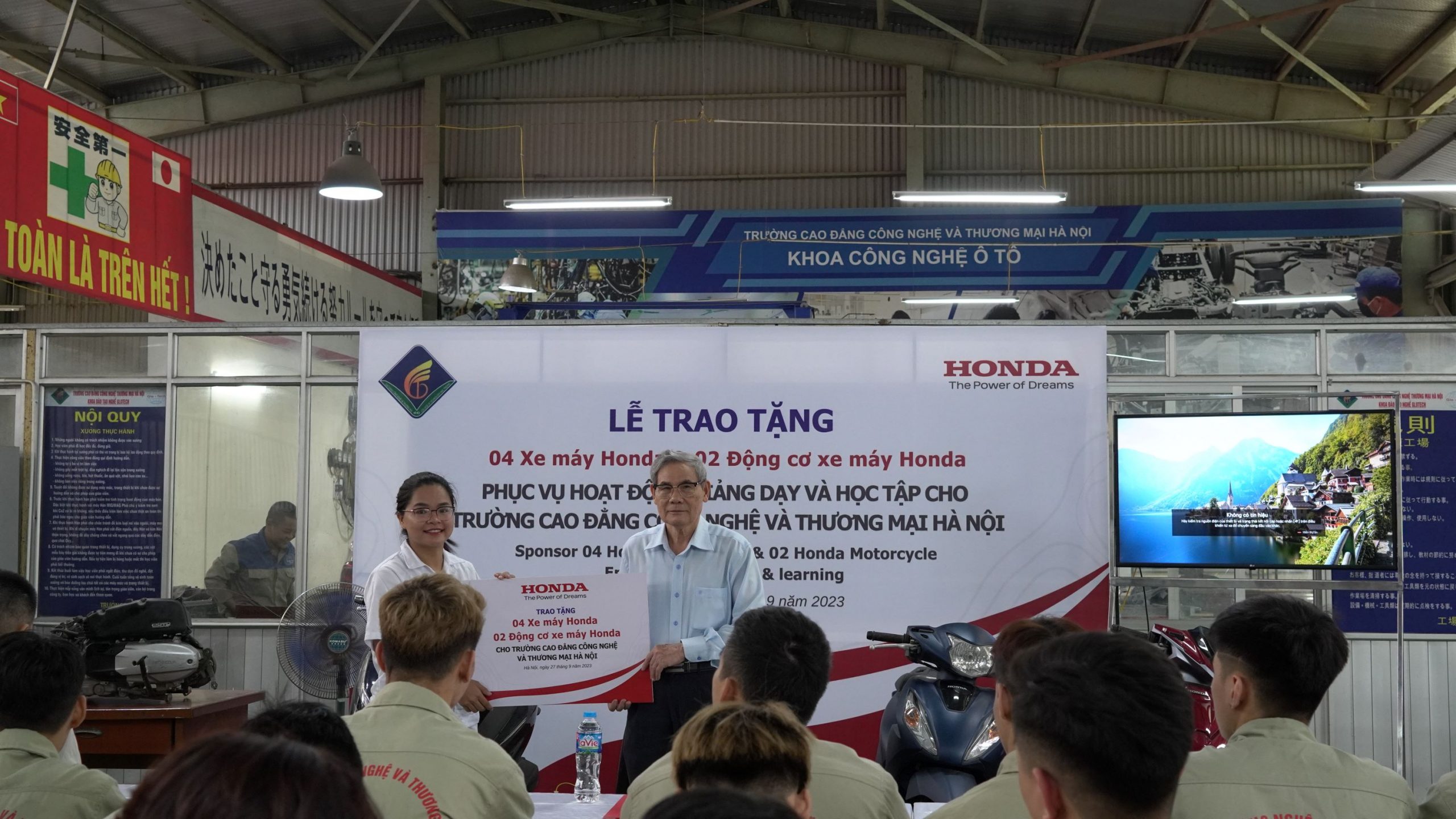 Honda Việt Nam trao tặng 4 xe máy Honda và 2 động cơ xe máy Honda cho chơi bài tiến lên miền nam
