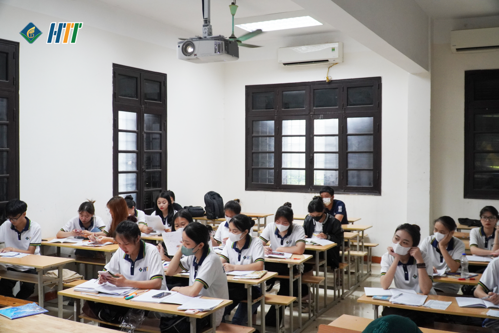 Phòng học với cơ sở vật chất đủ máy chiếu điều hòa của HTT college